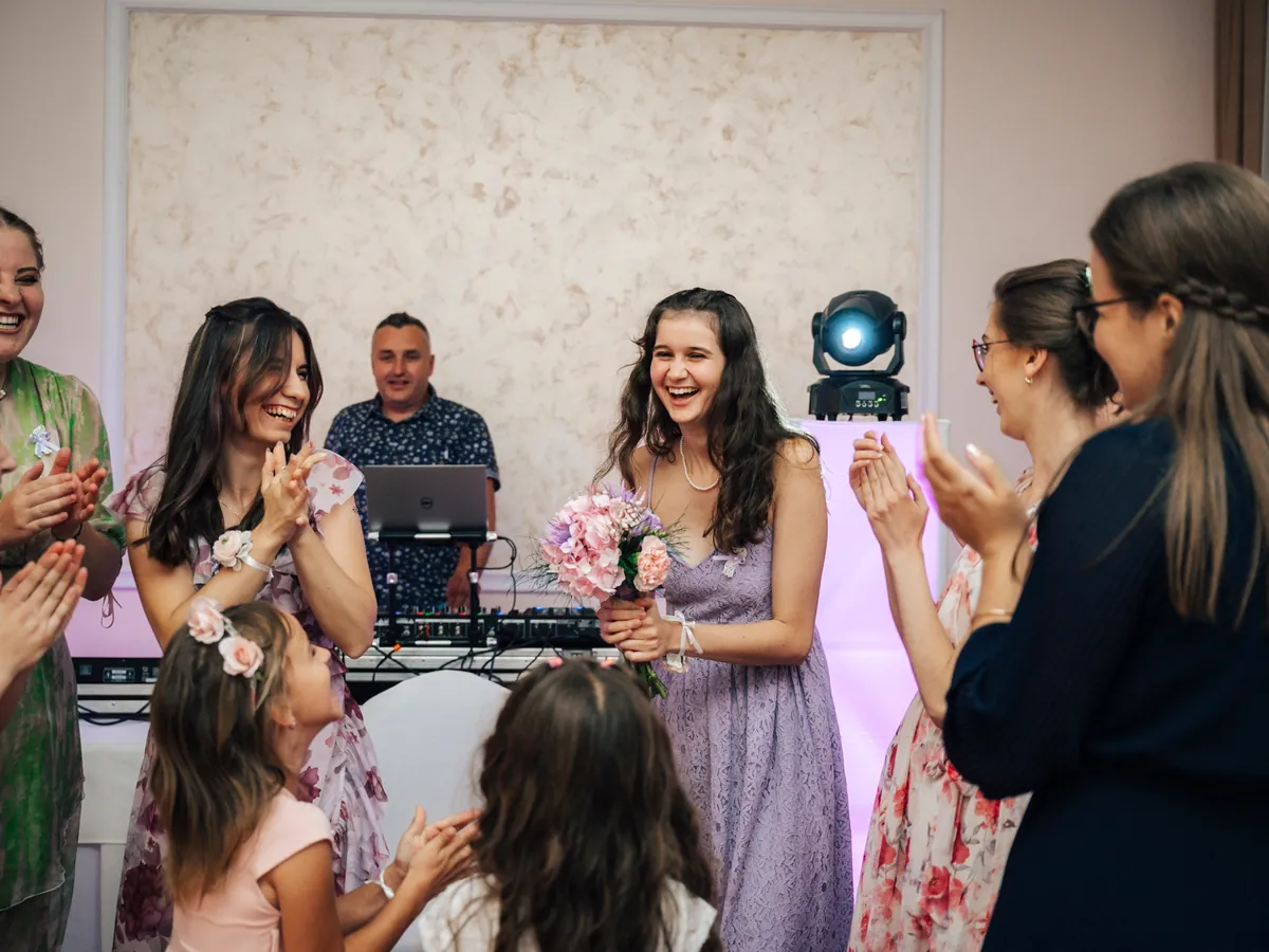 Hostia pri DJ pulte.